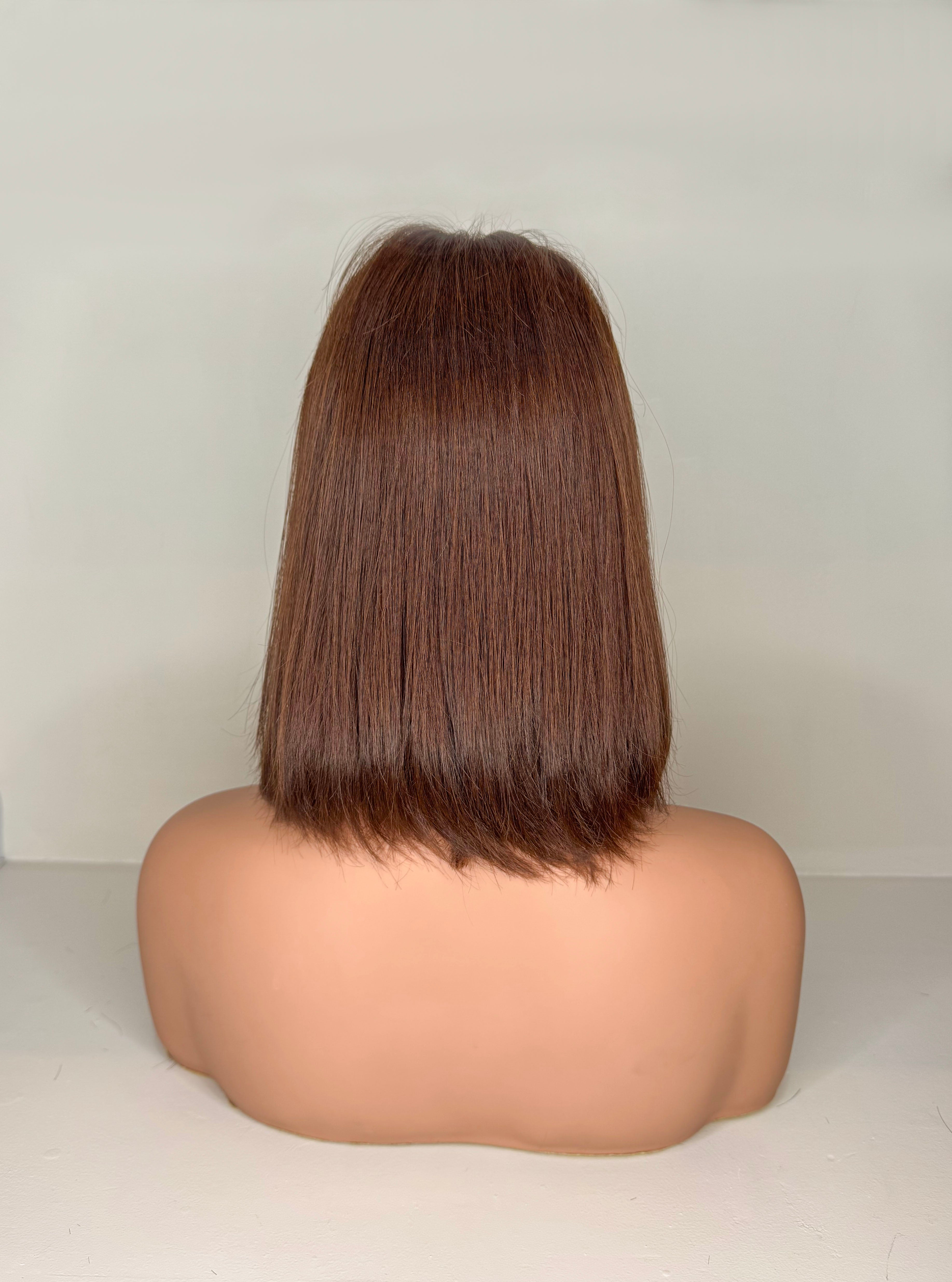 Peluca Cobrizo Natural con Flequillo — Versatilidad y Elegancia