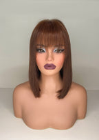 Peluca Cobrizo Natural con Flequillo — Versatilidad y Elegancia