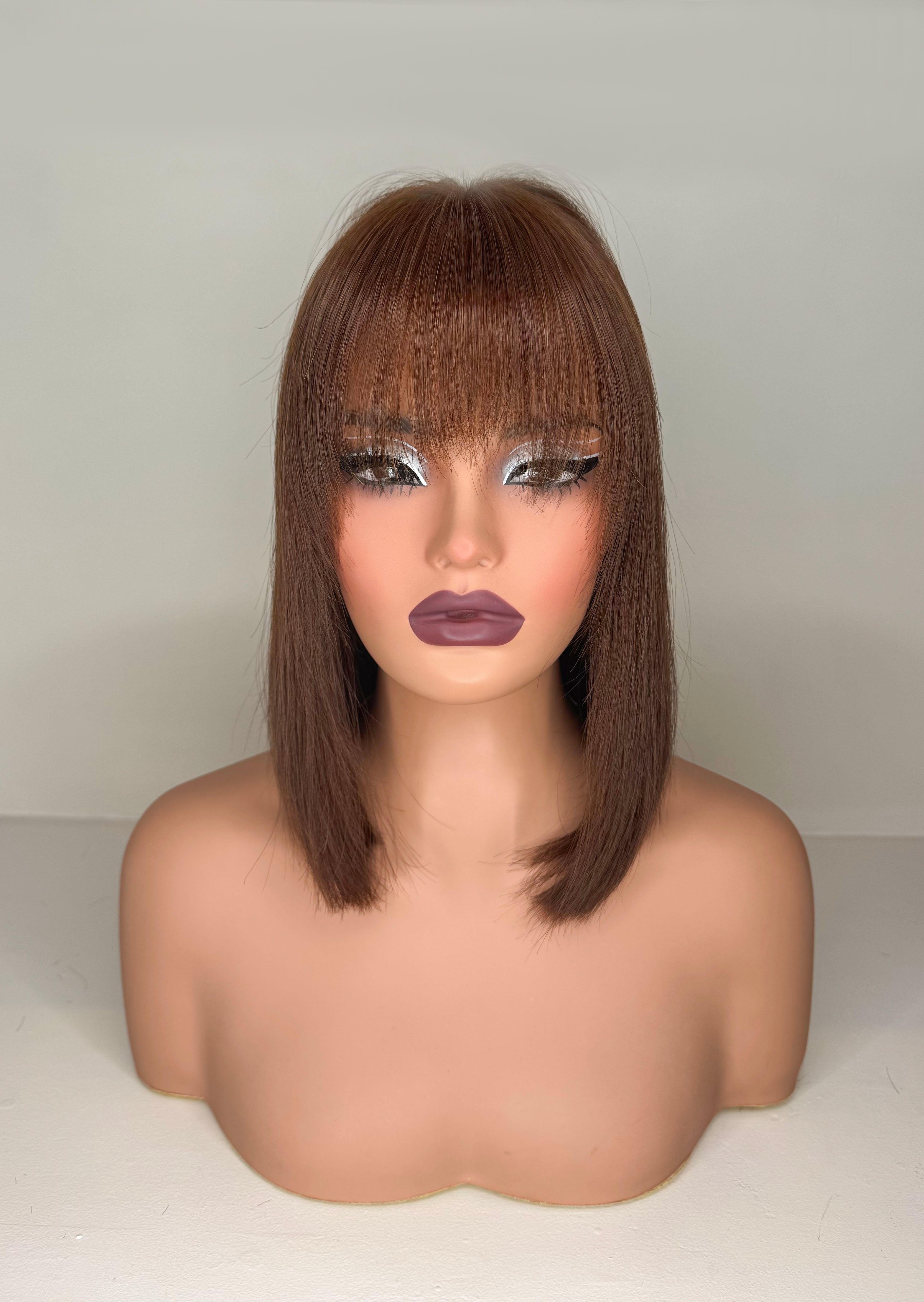 Peluca Cobrizo Natural con Flequillo — Versatilidad y Elegancia