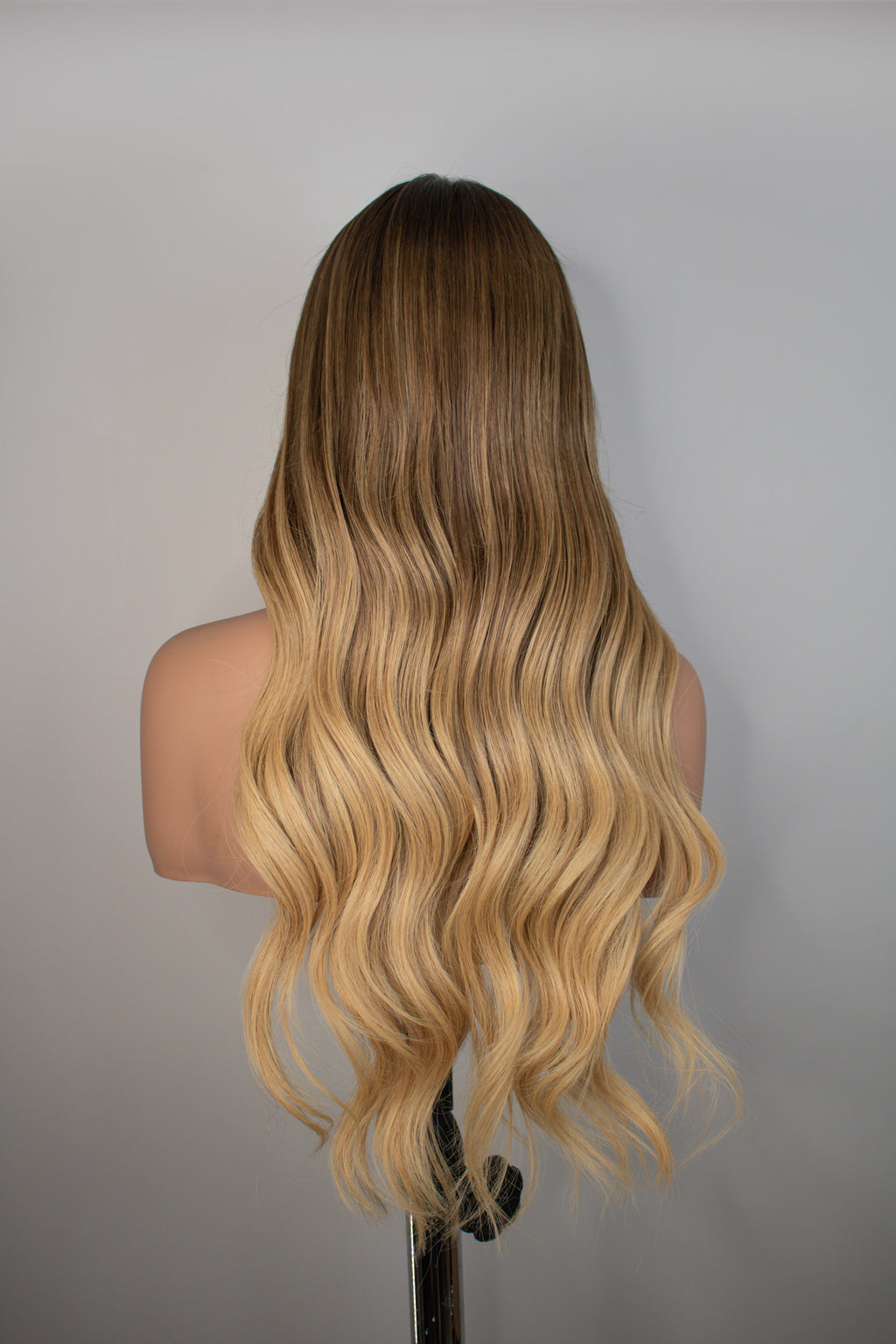 Lina - Peluca rubia dorado ceniza con raíz natural