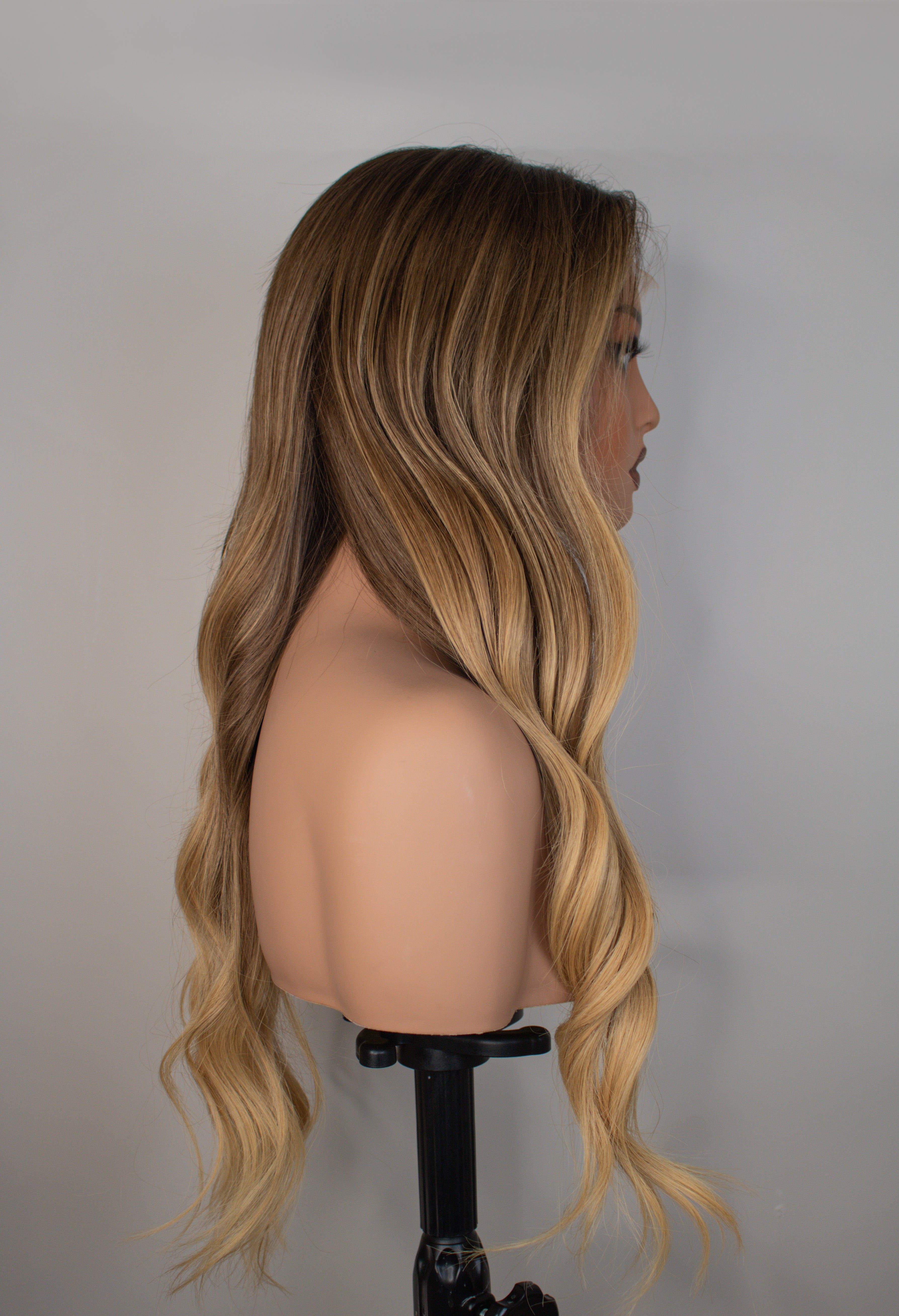 Lina - Peluca rubia dorado ceniza con raíz natural