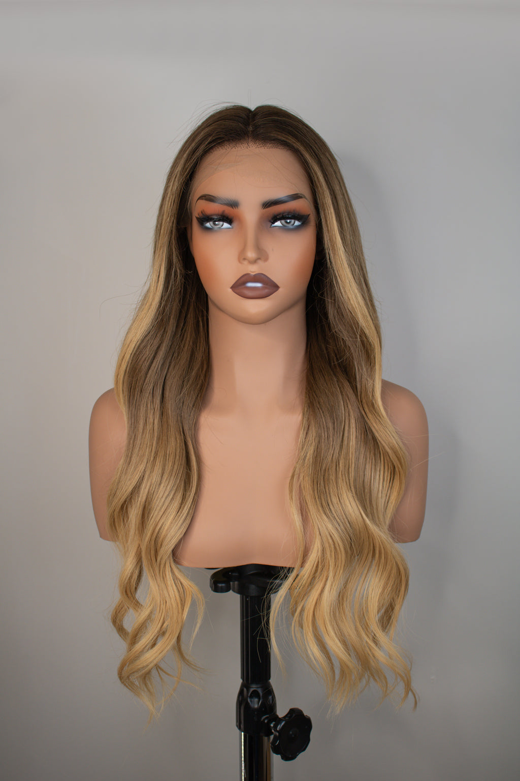 Lina - Peluca rubia dorado ceniza con raíz natural