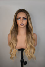 Lina - Peluca rubia dorado ceniza con raíz natural