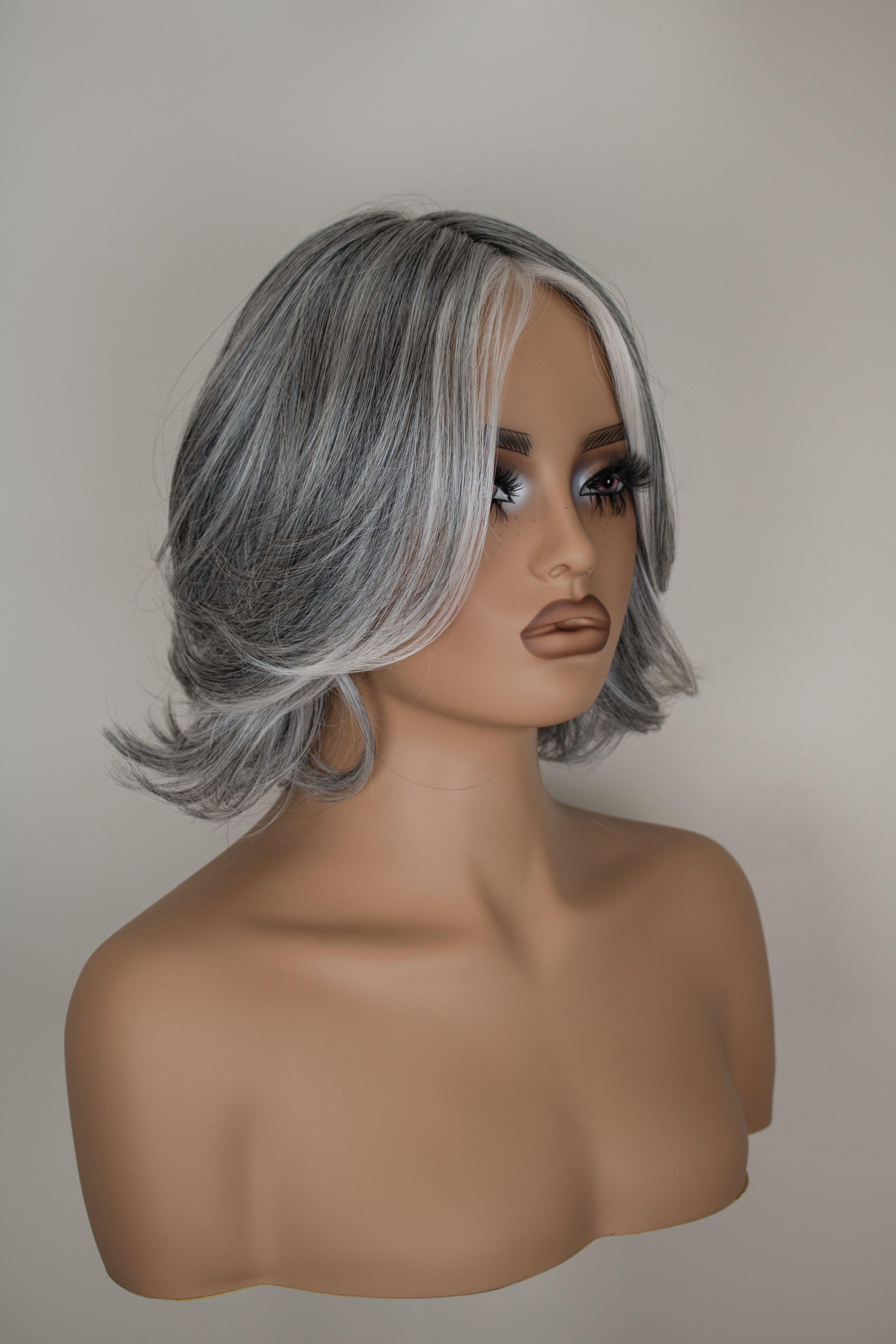 Peluca sintética canas