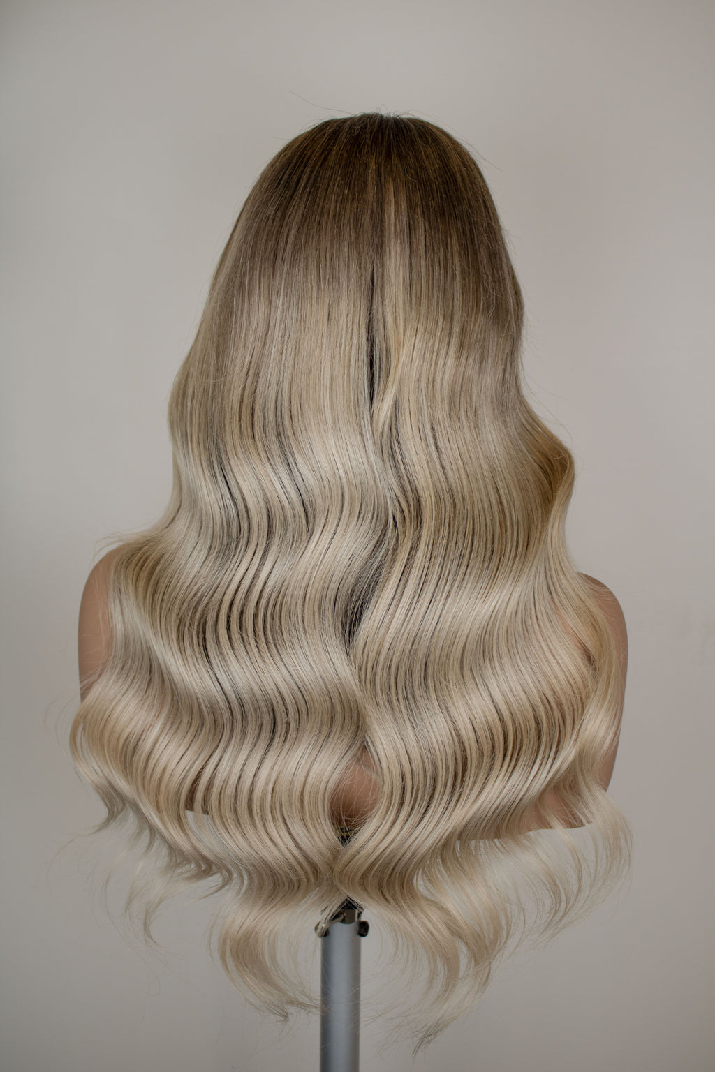 Peluca sintetica sujeccion total