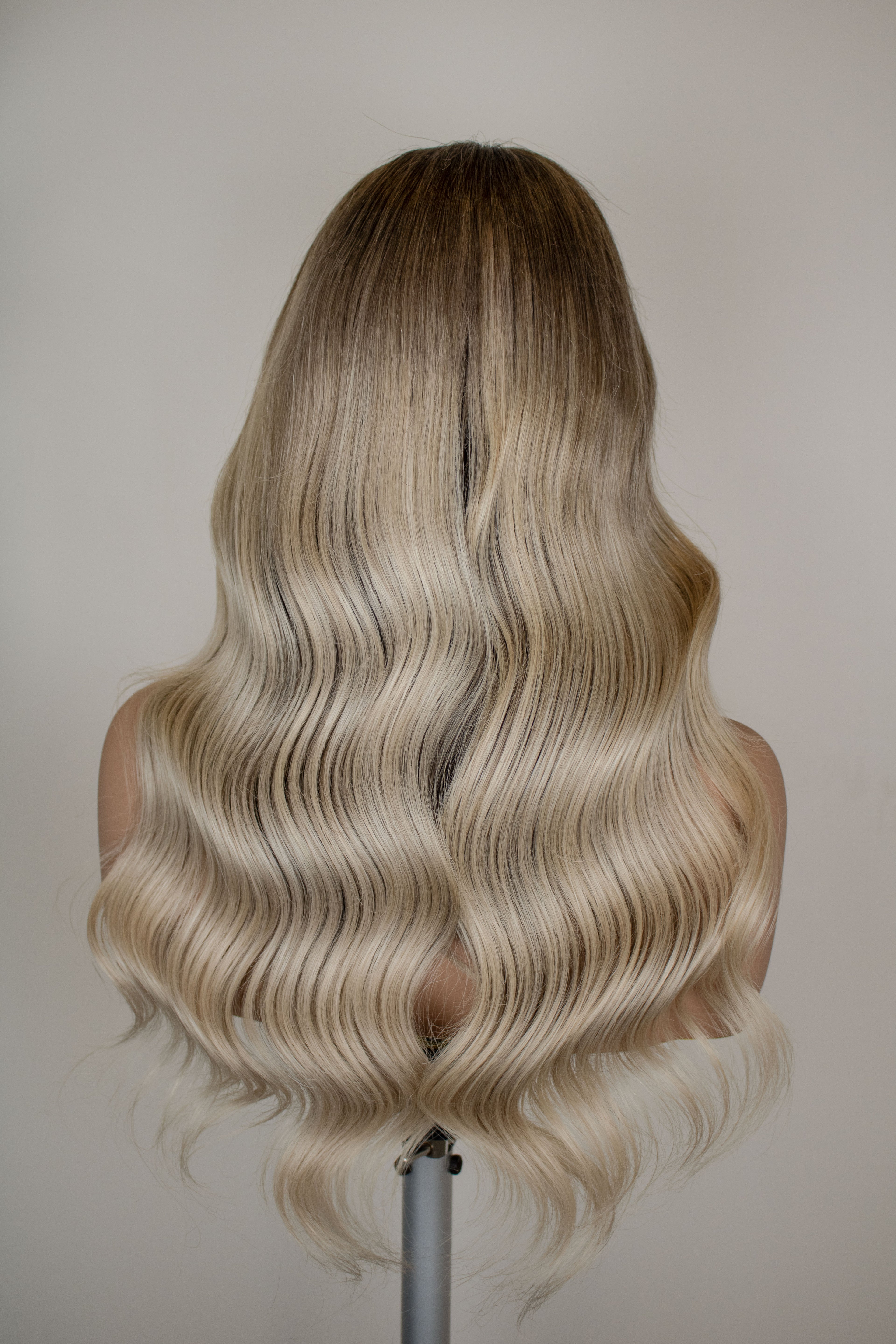 Peluca sintetica sujeccion total